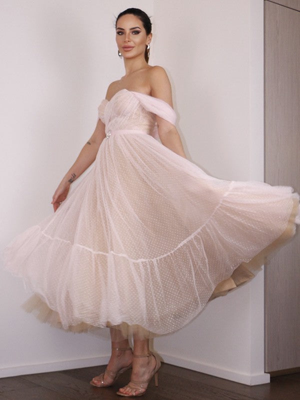 Vestidos de fiesta de corte A/princesa con encaje fruncido, hombros descubiertos, sin mangas y largo hasta la rodilla